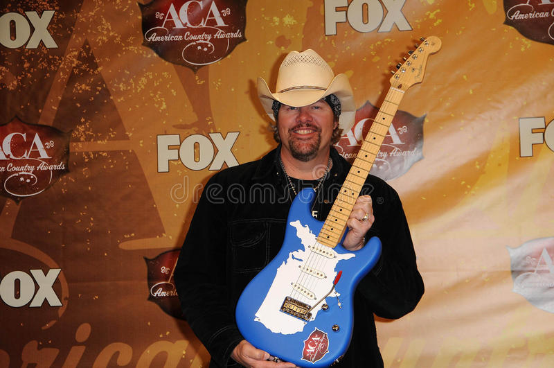 Toby Keith shares health updates while battling stomach cancer. Toby Keith